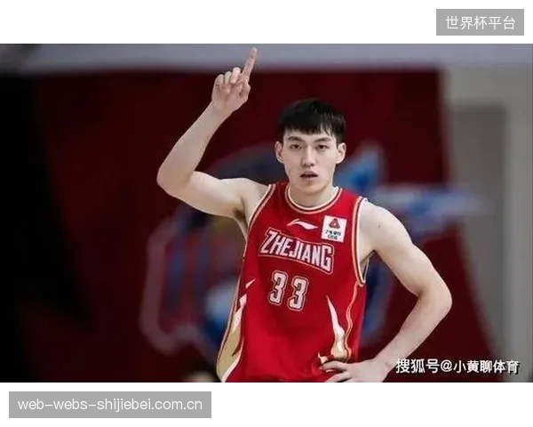 吴前赛季数据全面下滑，其组织核心地位面临挑战，续约前景存在不确定性。